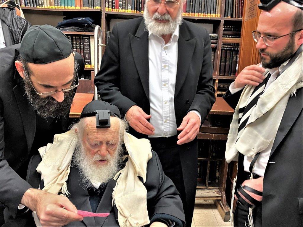 Rav Chaim Kanievsky zatzal: Does an Adult who Undergoes a Bris Milah Bentsch Gomel?