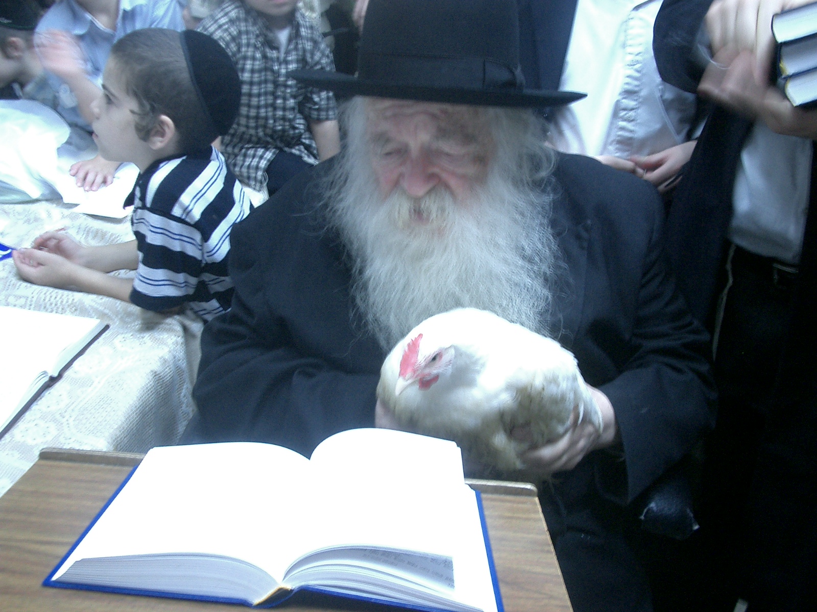 Rare Footage of Maran Sar HaTorah, HaGaon Rav Chaim Kanievsky, zt”l, Performing Kapparos